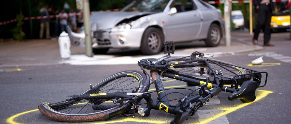 Die Polizei untersucht einen Verkehrsunfall zwischen einem Auto- und einem Fahrradfahrer in Berlin.