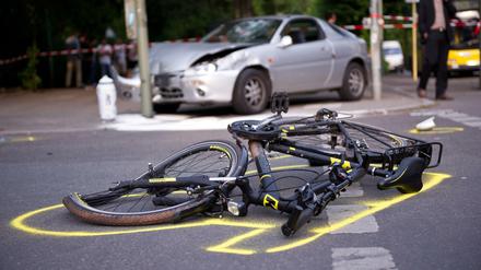 Radfahrer leben gefährlich im Straßenverkehr. 