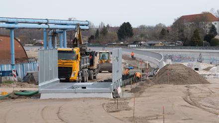 Baufahrzeuge stehen an der im Bau befindlichen Trasse der Verlängerung der Autobahn 100 zwischen dem Dreieck Neukölln und der Anschlussstelle in Treptow.