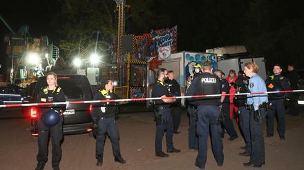 Nach dem Rummel: Einsatzkräfte der Berliner Polizei in der Nacht zu Sonntag am Tatort bei den Neuköllner Maientagen.