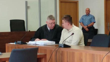 Kurz vor der Verhandlung am Montag im Potsdamer Landgericht: Dem 21.-jährigen Angeklagten (r.) wird versuchter Mord zur Last gelegt.