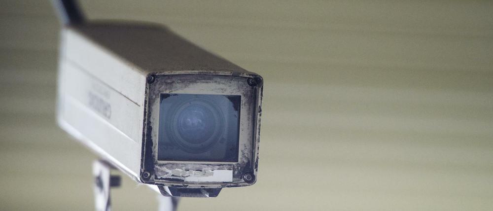 Alles im Blick für die Sicherheit. Eine Videokamera im U-Bahnhof Eberswalder Straße.
