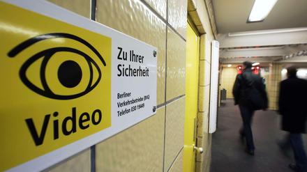 Ein Vorbild für die S-Bahn? Ein Hinweisschild der BVG weist auf die Videoüberwachung in einem Bahnhof hin. 