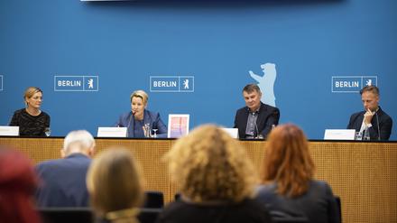 Bei der Pressekonferenz sitzen Franziska Giffey, Burkhard Kieker und Lutz Henke (von links nach rechts).
