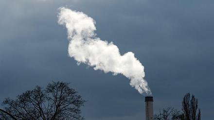 Rauch steigt aus einem Schornstein vom Heizkraftwerk Klingenberg im Berliner Ortsteil Rummelsburg in den Himmel.