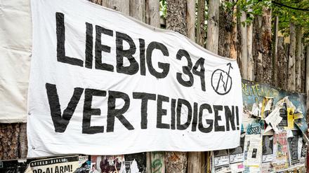 An einem Holzzaun in der Liebigstraße in Berlin-Friedrichshain hängt ein Banner mit der Aufschrift «Liebig 34 verteidigen».