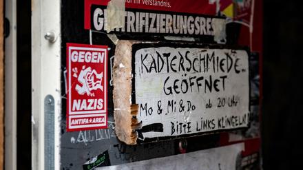 "Bitte links klingeln": Das Schild der "Kadterschmiede" am Eingang zum Haus in der Rigaer Straße 94.