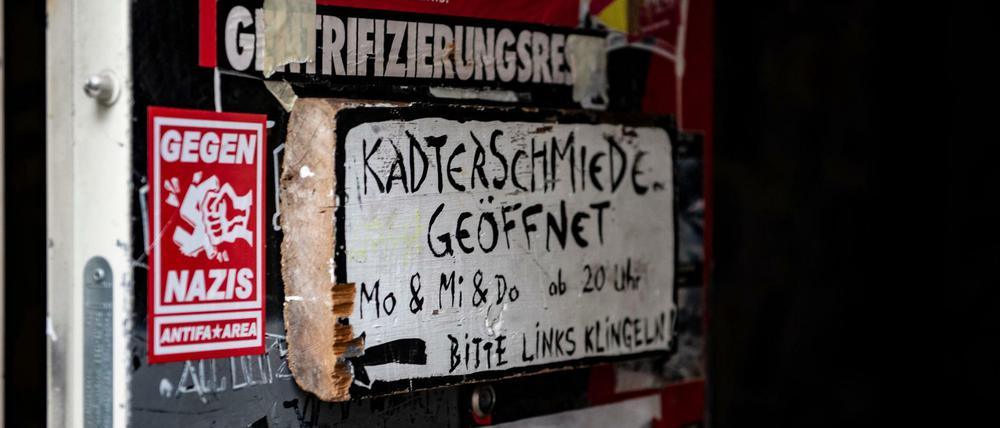 "Bitte links klingeln": Das Schild der "Kadterschmiede" am Eingang zum Haus in der Rigaer Straße 94.