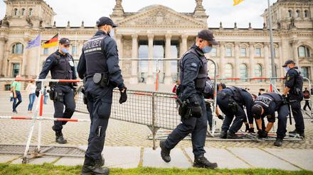 Polizisten installieren im Vorfeld der geplanten Demonstration gegen die Corona-Maßnahmen Absperrzäune vor dem Reichstagsgebäude. 