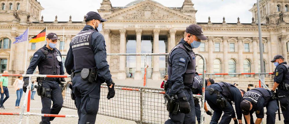 Polizisten installieren im Vorfeld der geplanten Demonstration gegen die Corona-Maßnahmen Absperrzäune vor dem Reichstagsgebäude. 