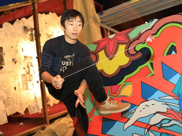 Flitzer an der Strippe. Yo-Yo-Künstler Naoto Okada probt auf der Bühne.