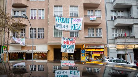 Bewohner:innen eines Hauses in der Neuköllner Anzengruber Straße fordern auf Transparenten die Ausübung des Vorkaufsrechts.