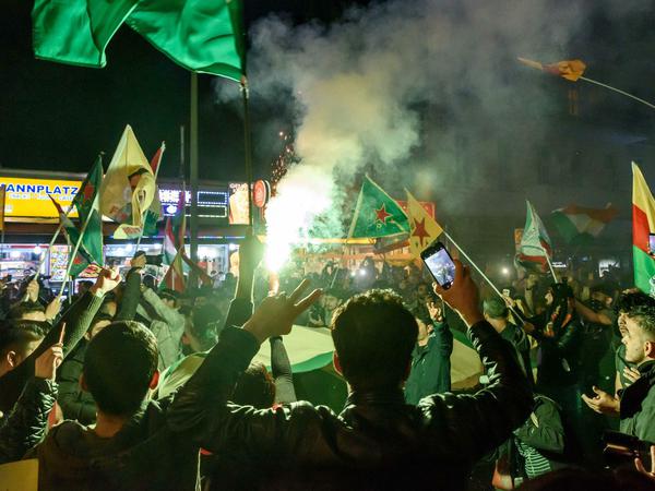 Kurden demonstrierten in Berlin gegen die türkischen Angriffe. Es wurde Pyrotechnik gezündet, die Polizei nahm mehrere Menschen fest.
