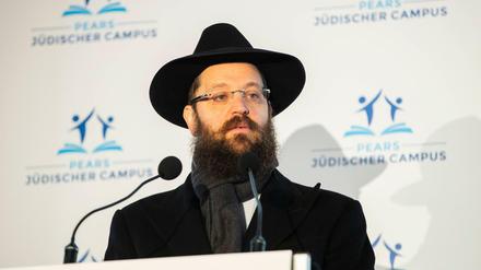 Der Vorsitzende des Jüdischen Bildungszentrums Rabbiner Yehuda Teichtal spricht beim Richtfest vom Pears Jüdischer Campus in Berlin.