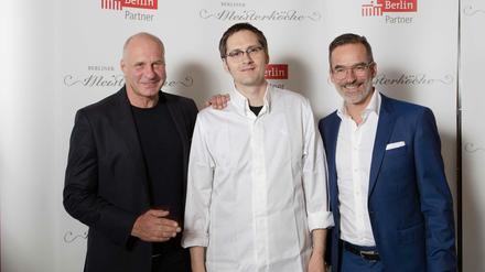 Daniel Achilles (Mitte) wurde zum Berliner Meisterkoch 2018 gekürt. Foto: Berlin Partner/Peter-Paul Weiler