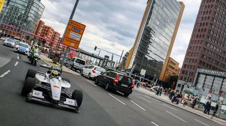 Die neue E-Klasse. 2013 durfte Formel-E-Pilot Lucas di Grassi schon mal eine Trainingsfahrt durch die Berliner Innenstadt machen.