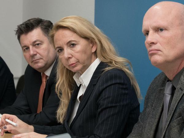 Andreas Geisel (SPD, l-r), Barbara Slowik, und Sebastian Laudan, Chef der Abteilung für Organisierte Kriminalität beim Landeskriminalamt.