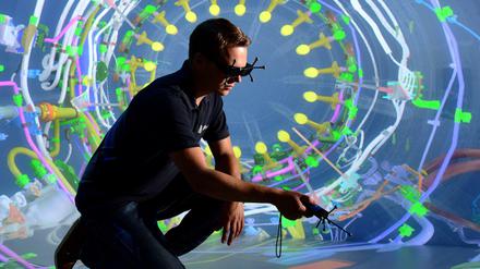 Ein Mitarbeiter von Rolls-Royce in Dahlewitz betrachtet in der „VR Cave“ das Innenleben eines Flugzeugtriebwerkes in 3D.