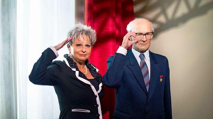 Dagmar Frederic salutiert neben Erich Honeckers Wachsfigur.