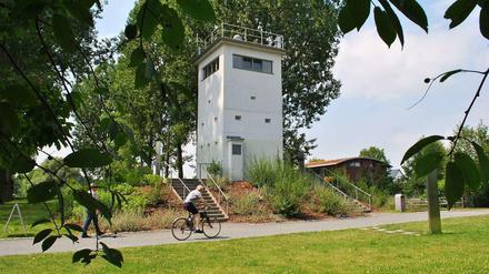 Geschichtsträchtiger Ort auf der Radtour entlang der Havel: Im DDR-Wachturm Nieder Neuendorf, vom dem aus einst die Überwachung entlang des Grenzflusses koordiniert wurde, ist nun ein Museum untergebracht.