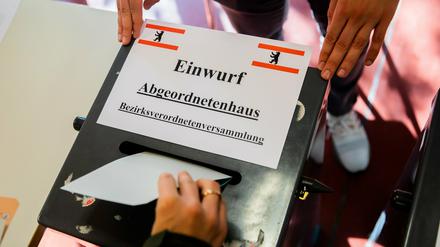 Eine Wählerin wirft ihre Stimmzettel für das Berliner Abgeordnetenhaus und die Bezirksverordnetenversammlung in die Urne.