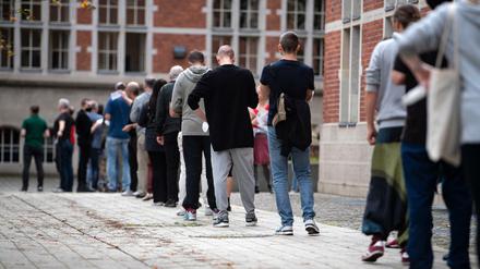Lange Schlangen bilden sich vor den Wahllokalen in der Jane-Addams-Schule in Friedrichshain. 