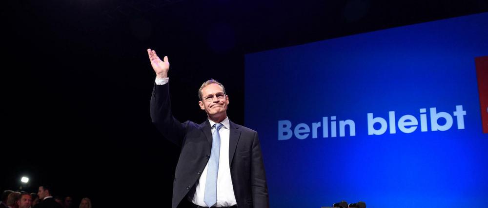 Der Regierende Bürgermeister von Berlin und Spitzenkandidat Michael Müller (SPD) winkt nach ersten Ergebnissen zu der Abgeordnetenhauswahl in Berlin seinen Anhängern zu. Es scheint, als habe er drei Hände...
