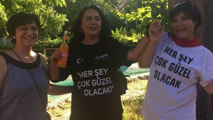 CHP-Anhängerinnen feiern den Wahlsieg ihres Kandidaten. 