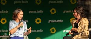 Annalena Baerbock und die Schauspielerin Nora Tschirner sprechen bei einer Wahlkampfveranstaltung der Grünen. 