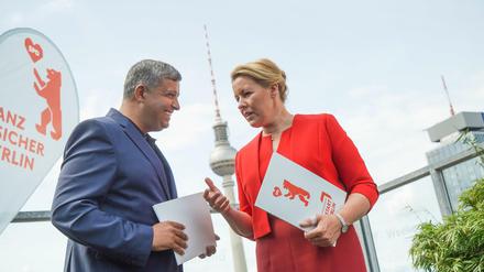 Raed Saleh, SPD-Landesvorsitzender, und Franziska Giffey (SPD), Spitzenkandidatin der SPD für die Wahl zum Abgeordnetenhaus Berlin, präsentieren bei einer Wahlkampfveranstaltung im fünfzehnten Stock eines Gebäudes am Alexanderplatz das Zukunftsprogramm «Neustart Berlin».