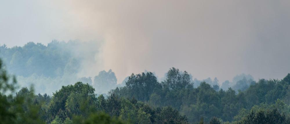 Dunkle Rauchwolken eines Waldbrandes aus dem Gebiet der Lieberoser Heide.
