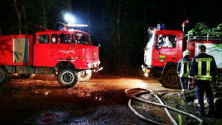 Im Einsatz: Tag und Nacht wird die Brandenburger Feuerwehr gebraucht, um Feuer zu bekämpfen. Das Bild entstand bei Byhlen.