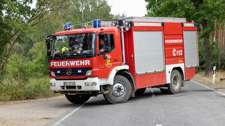 Eine Feuerwehr fährt in den Wald hinein um den Waldbrand Ende Juni im Naturschutzgebiet Gorischheide zu bekämpfen.