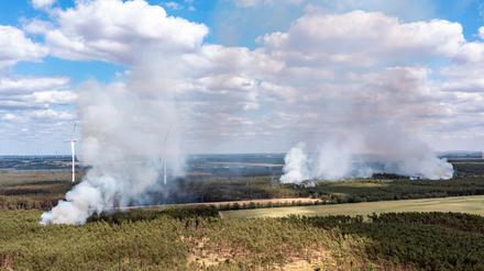 Mehrere neue Rauchsäulen stehen über dem Gebiet, in dem es seit Montag brennt. Die Feuerwehr in Brandenburg kämpft weiter gegen einen großen Waldbrand im Landkreis Elbe-Elster.