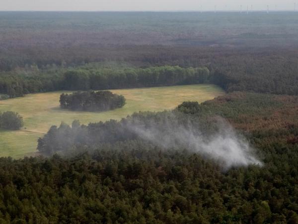 Rauch ist bei einem Löschflug der Luftwaffe mit dem CH53 Hubschrauber über dem Waldbrandgebiet bei Jüterbog zu sehen.