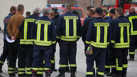 Feuerwehrleute nehmen an einer Einsatzbesprechung am Flughafen Lönnewitz-Falkenberg teil. 