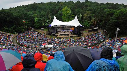 Konzert der Philharmoniker in der Waldbühne: Mit Schirmen und Regencapes trotzen diese Musikfreunde dem schlechten Wetter.