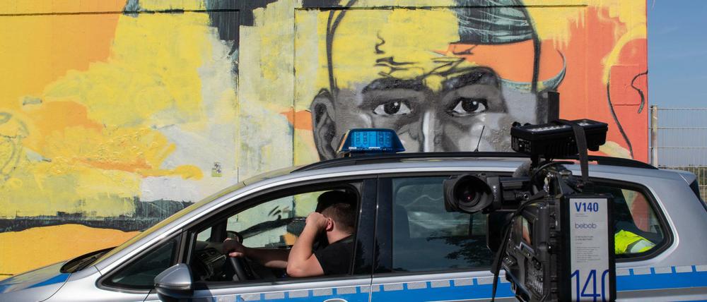 Ein Polizeiwagen steht vor dem Wandbild des ermordeten Nidal R. am Tempelhofer Feld.