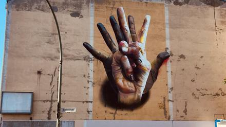 Ein Fingerzeig - wie auf diesem Wandgemälde in der Brückenstraße in Berlin-Mitte: Berlin ist wegen seiner Diversität womöglich besser als andere Orte für gemeinwohlorientierte Zusammenarbeit.