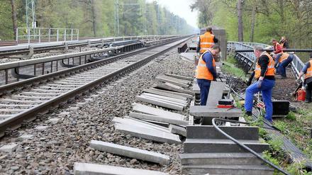 Arbeiter beheben den Schaden nach einem Kabelbrand an der S-Bahnstrecke zwischen Grunewald und Wannsee..