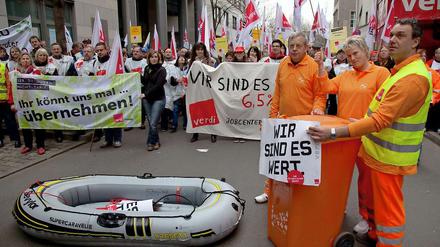 Warnstreik in Berlin. Vor dem Sitz der Wasserbetriebe demonstrierten am Mittwoch Beschäftigte aus verschiedenen öffentlichen Betrieben.