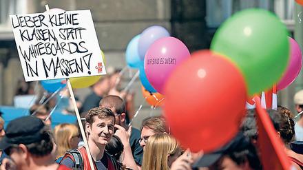 Nicht zum ersten Mal fordern Lehrer kleinere Klassen - hier ein Warnstreik in Berlin im Sommer 2016.