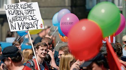 Angestellte Lehrkräfte protestieren am 20.06.2016 in Berlin bei einem Warnstreik für gerechte Bezahlung.