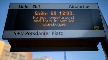 Eine Anzeigetafel am Potsdamer Platz weist auf den Warnstreik bei der BVG hin.