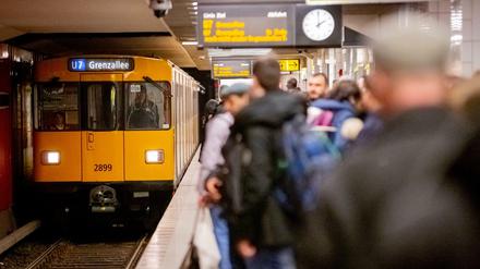 Platzmangel. Die Zahl an Passagieren in den Zügen der Berliner U-Bahn nimmt stetig zu. 
