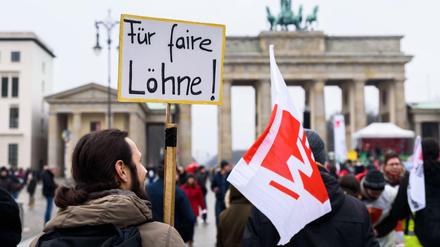 Beschäftigte des öffentlichen Dienstes in Berlin demonstrieren im Februar 2019 für mehr Geld.