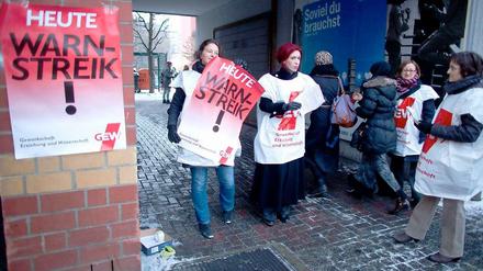 Angestellte Lehrer sind am Mittwoch in Berlin an über 50 Schulen in einen Warnstreik getreten und haben für mehr Gehalt demonstriert.
