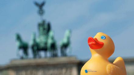 Keine Ente: Das Wasser in Berlin ist zu teuer.