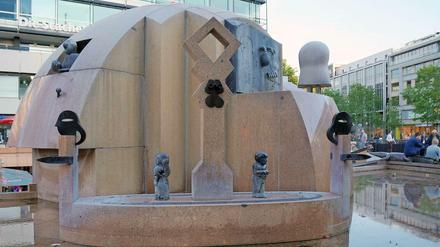 Der Weltkugelbrunnen, genannt Wasserklops, auf dem Breitscheidplatz in Berlin-Charlottenburg.