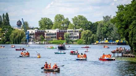 Paddelboote und Tretboote fahren auf der Spree im Juni 2021. Auch in diesem Jahr rechnet die Wasserschutzpolizei mit viel Betrieb auf den Berliner Gewässern, wenn am 1. April die Wassersportsaison beginnt.